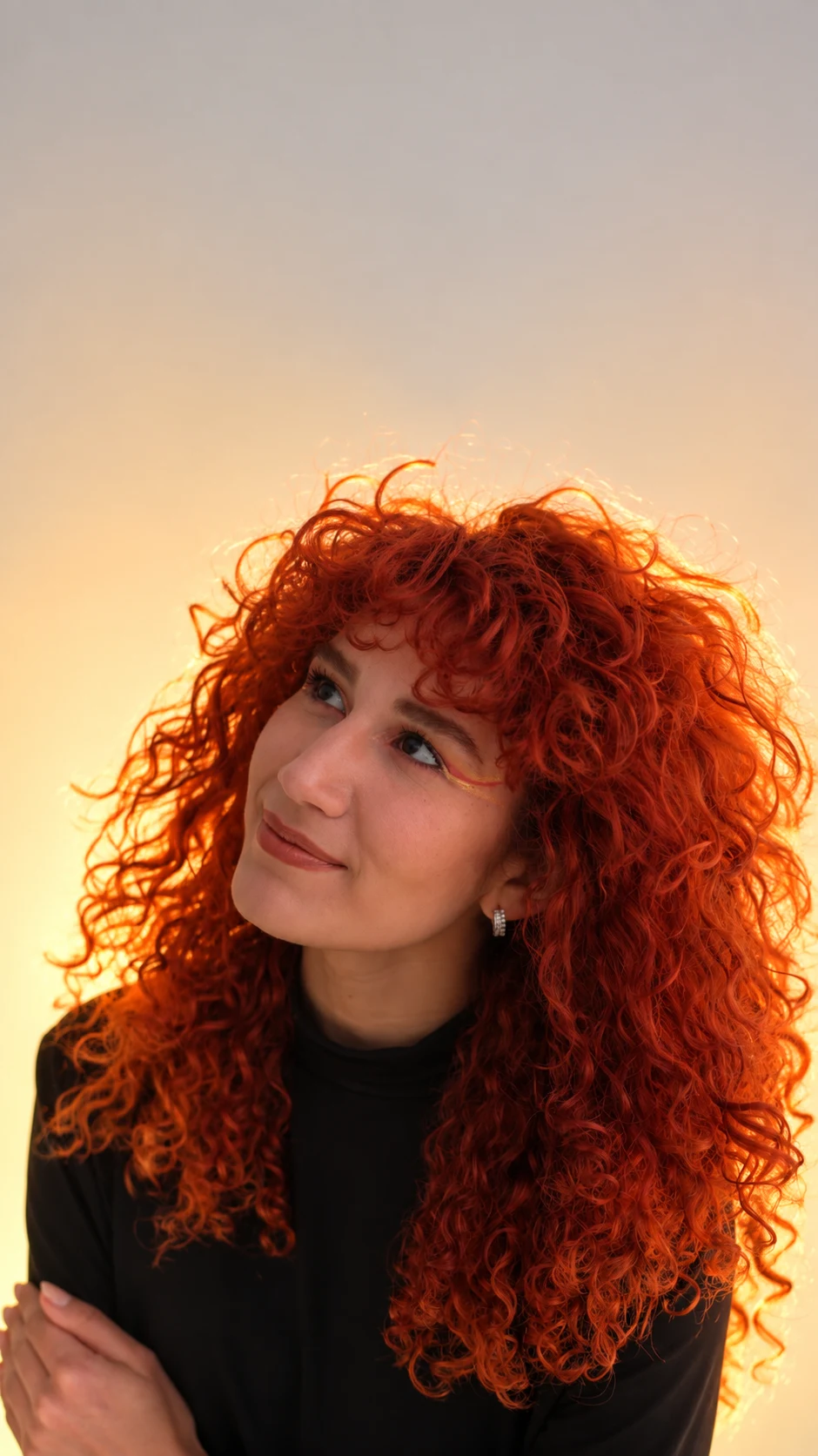 Retrato de Angela Phoenix con luz dorada